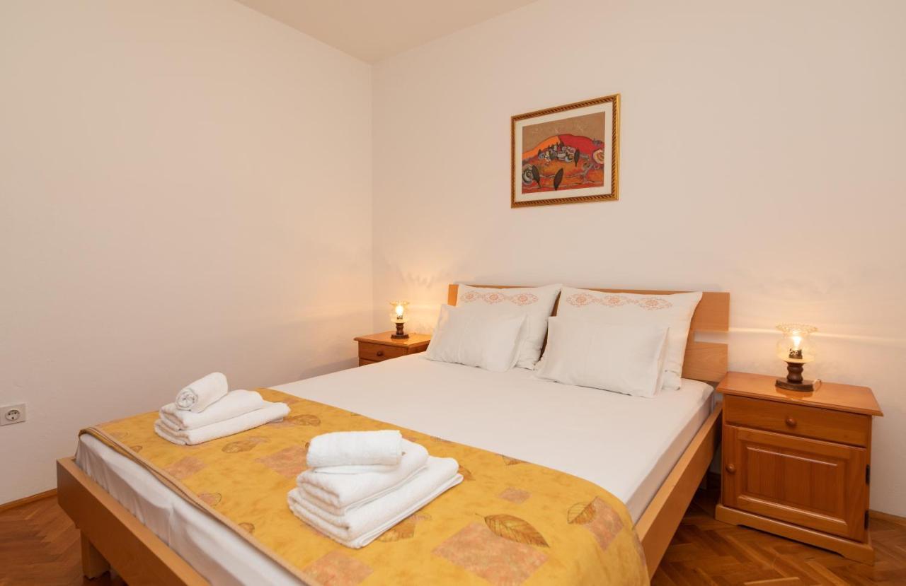 Apartments Jelena Supetar - Four Apartments - A Small House With A Private Yard - Two-Room Apartment With A Sea View - Studio Apartment - Two-Room Apartment With Garden View- Free Parking Exteriör bild