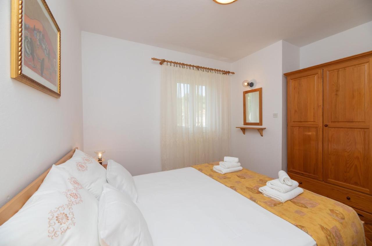 Apartments Jelena Supetar - Four Apartments - A Small House With A Private Yard - Two-Room Apartment With A Sea View - Studio Apartment - Two-Room Apartment With Garden View- Free Parking Exteriör bild