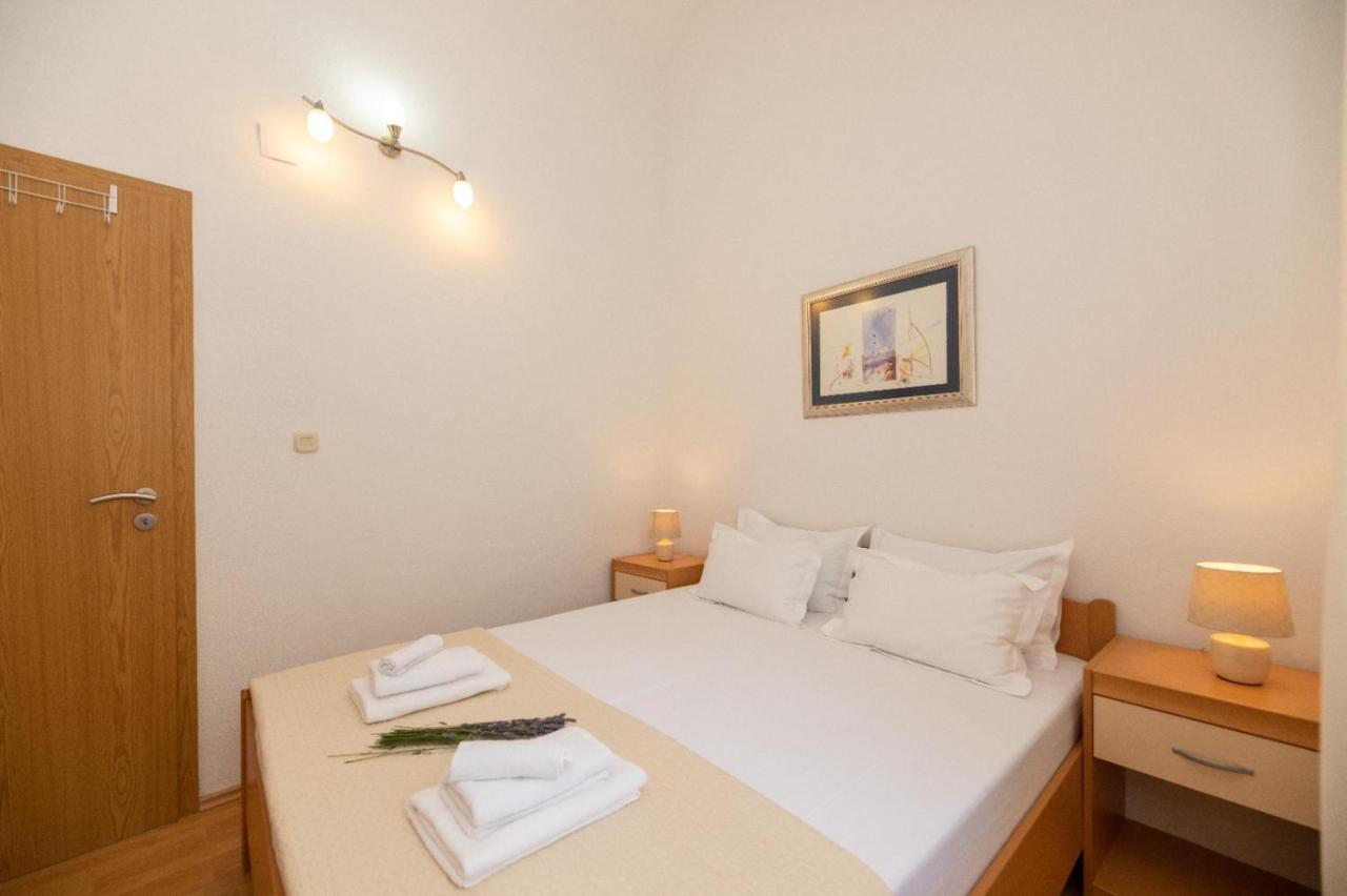 Apartments Jelena Supetar - Four Apartments - A Small House With A Private Yard - Two-Room Apartment With A Sea View - Studio Apartment - Two-Room Apartment With Garden View- Free Parking Exteriör bild