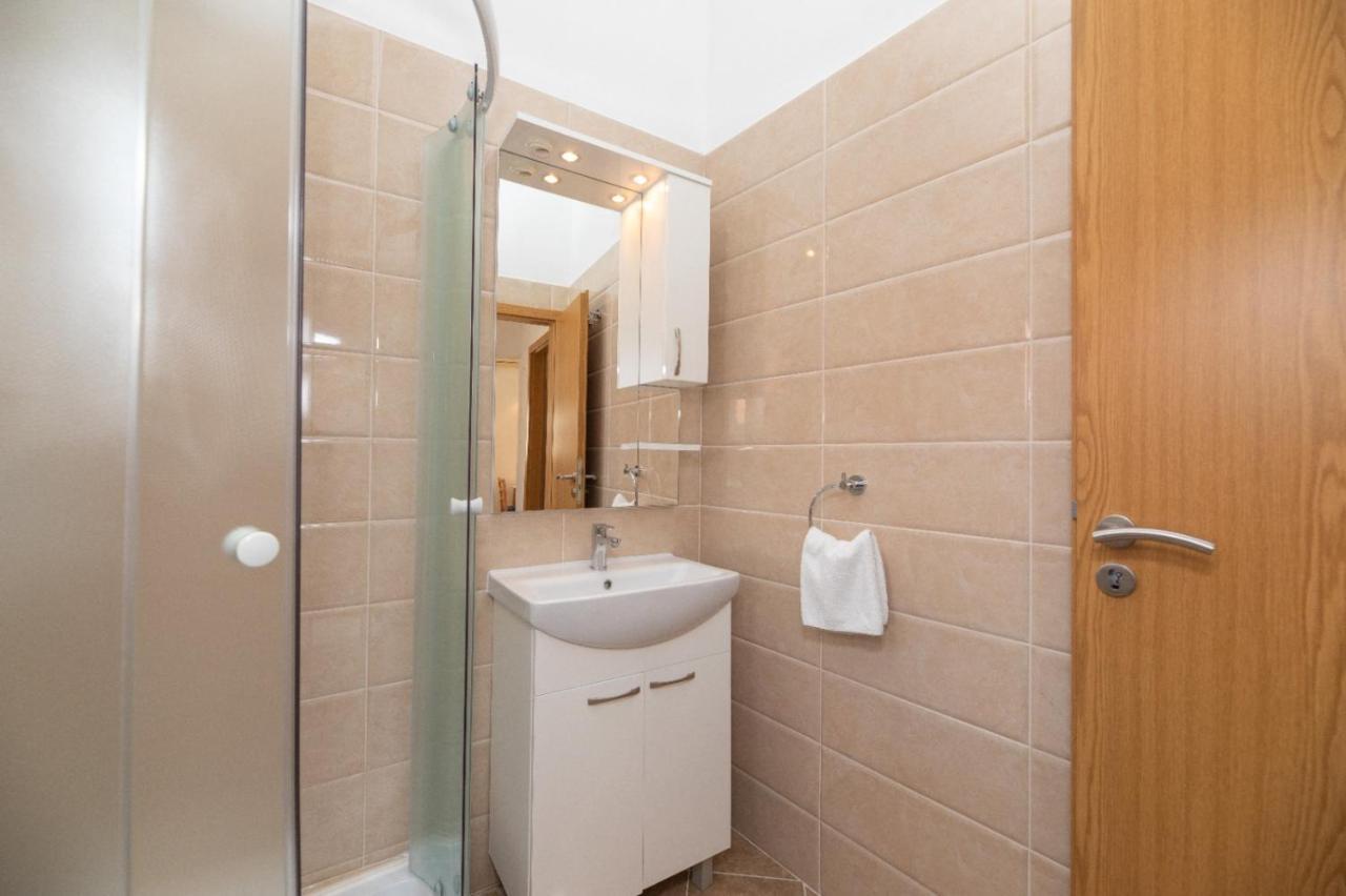 Apartments Jelena Supetar - Four Apartments - A Small House With A Private Yard - Two-Room Apartment With A Sea View - Studio Apartment - Two-Room Apartment With Garden View- Free Parking Exteriör bild