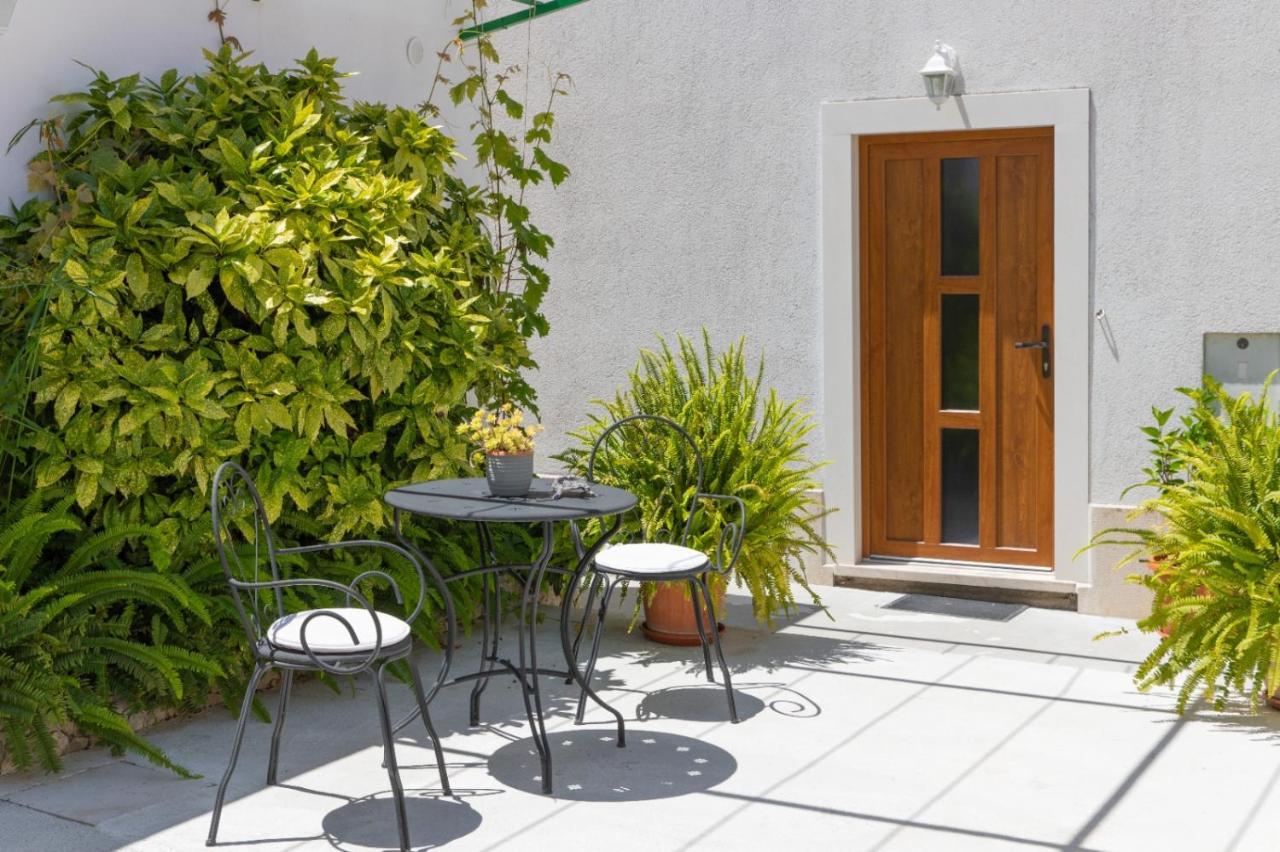 Apartments Jelena Supetar - Four Apartments - A Small House With A Private Yard - Two-Room Apartment With A Sea View - Studio Apartment - Two-Room Apartment With Garden View- Free Parking Exteriör bild