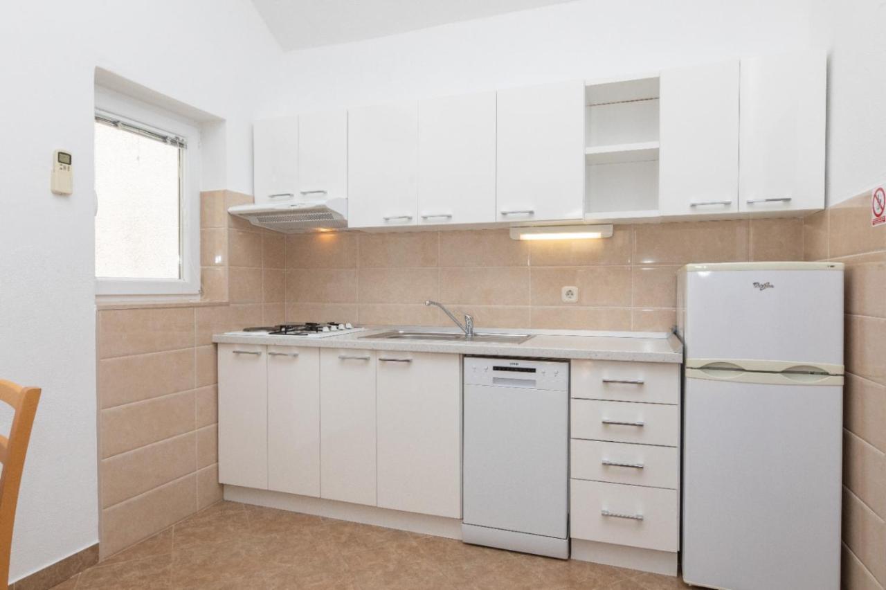Apartments Jelena Supetar - Four Apartments - A Small House With A Private Yard - Two-Room Apartment With A Sea View - Studio Apartment - Two-Room Apartment With Garden View- Free Parking Exteriör bild