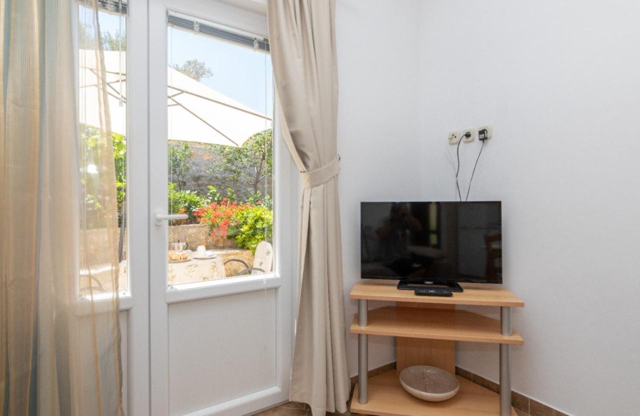 Apartments Jelena Supetar - Four Apartments - A Small House With A Private Yard - Two-Room Apartment With A Sea View - Studio Apartment - Two-Room Apartment With Garden View- Free Parking Exteriör bild