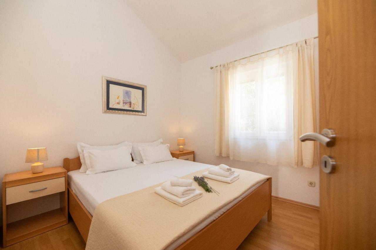 Apartments Jelena Supetar - Four Apartments - A Small House With A Private Yard - Two-Room Apartment With A Sea View - Studio Apartment - Two-Room Apartment With Garden View- Free Parking Exteriör bild