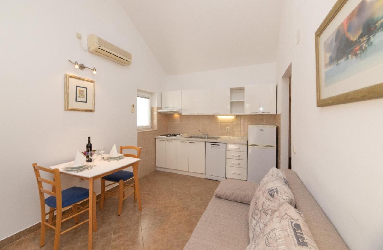 Apartments Jelena Supetar - Four Apartments - A Small House With A Private Yard - Two-Room Apartment With A Sea View - Studio Apartment - Two-Room Apartment With Garden View- Free Parking Exteriör bild