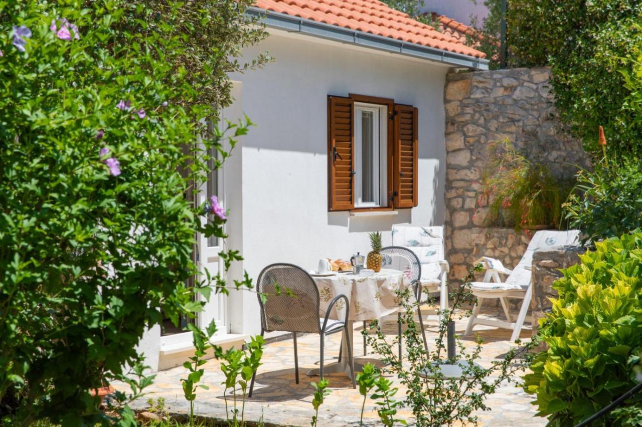 Apartments Jelena Supetar - Four Apartments - A Small House With A Private Yard - Two-Room Apartment With A Sea View - Studio Apartment - Two-Room Apartment With Garden View- Free Parking Exteriör bild