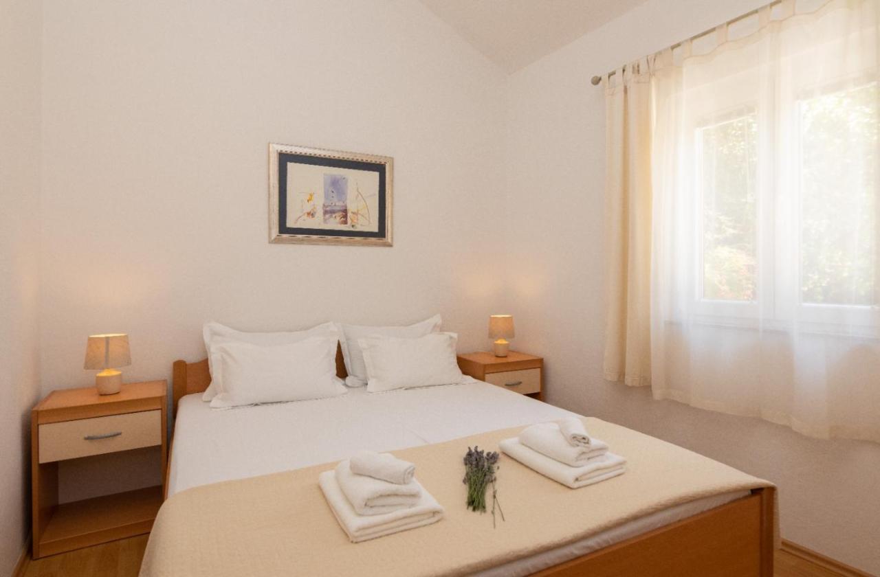 Apartments Jelena Supetar - Four Apartments - A Small House With A Private Yard - Two-Room Apartment With A Sea View - Studio Apartment - Two-Room Apartment With Garden View- Free Parking Exteriör bild