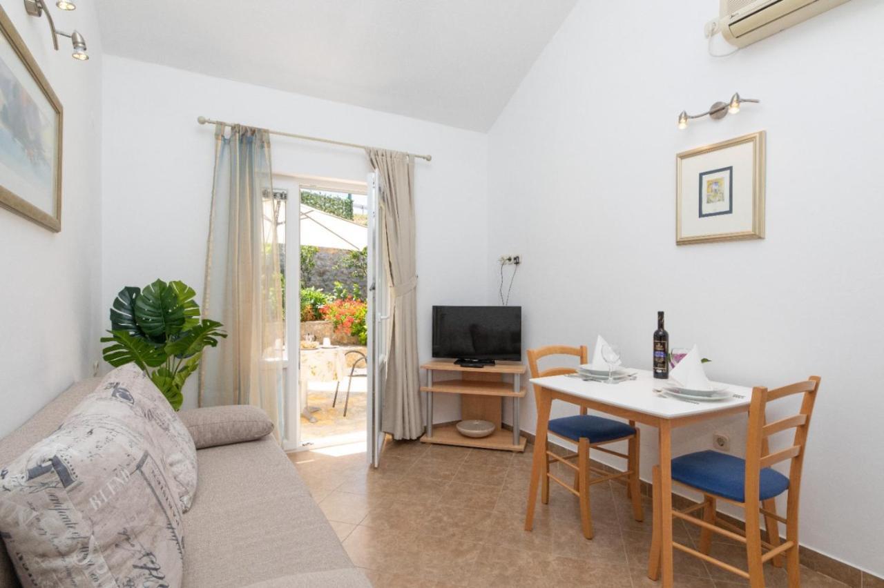 Apartments Jelena Supetar - Four Apartments - A Small House With A Private Yard - Two-Room Apartment With A Sea View - Studio Apartment - Two-Room Apartment With Garden View- Free Parking Exteriör bild