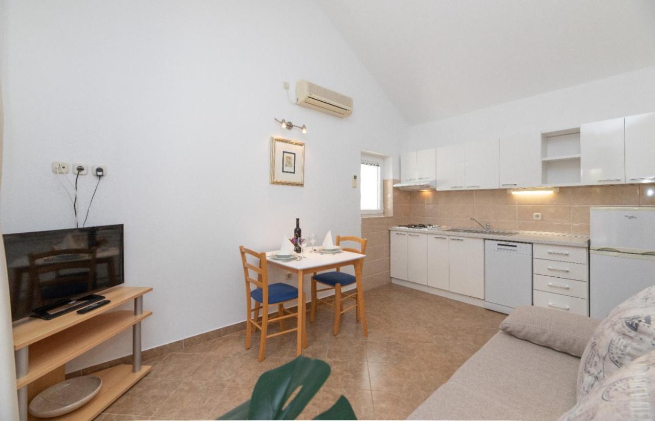 Apartments Jelena Supetar - Four Apartments - A Small House With A Private Yard - Two-Room Apartment With A Sea View - Studio Apartment - Two-Room Apartment With Garden View- Free Parking Exteriör bild