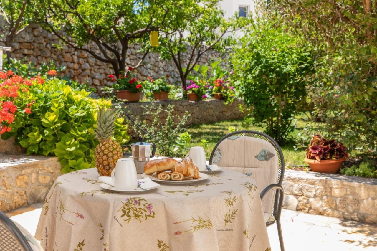 Apartments Jelena Supetar - Four Apartments - A Small House With A Private Yard - Two-Room Apartment With A Sea View - Studio Apartment - Two-Room Apartment With Garden View- Free Parking Exteriör bild