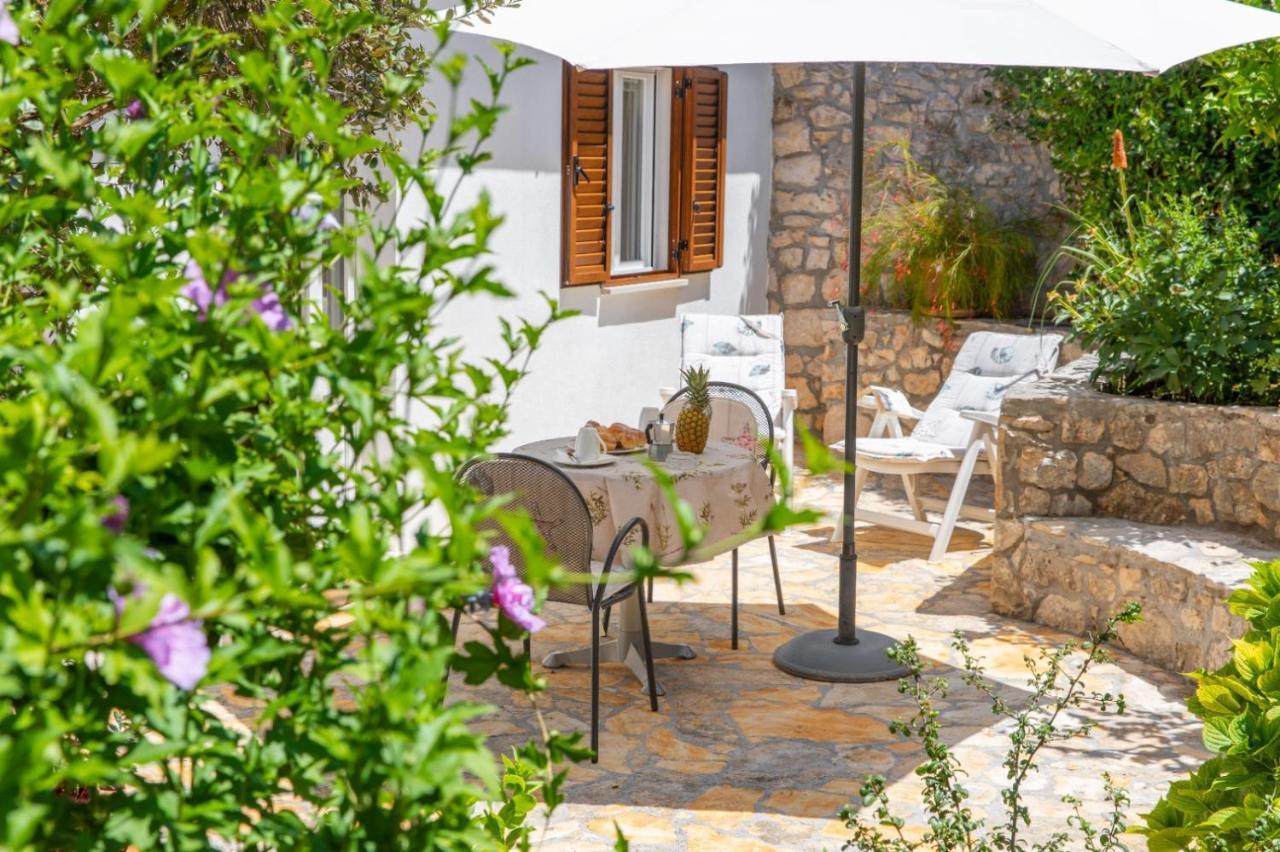Apartments Jelena Supetar - Four Apartments - A Small House With A Private Yard - Two-Room Apartment With A Sea View - Studio Apartment - Two-Room Apartment With Garden View- Free Parking Exteriör bild