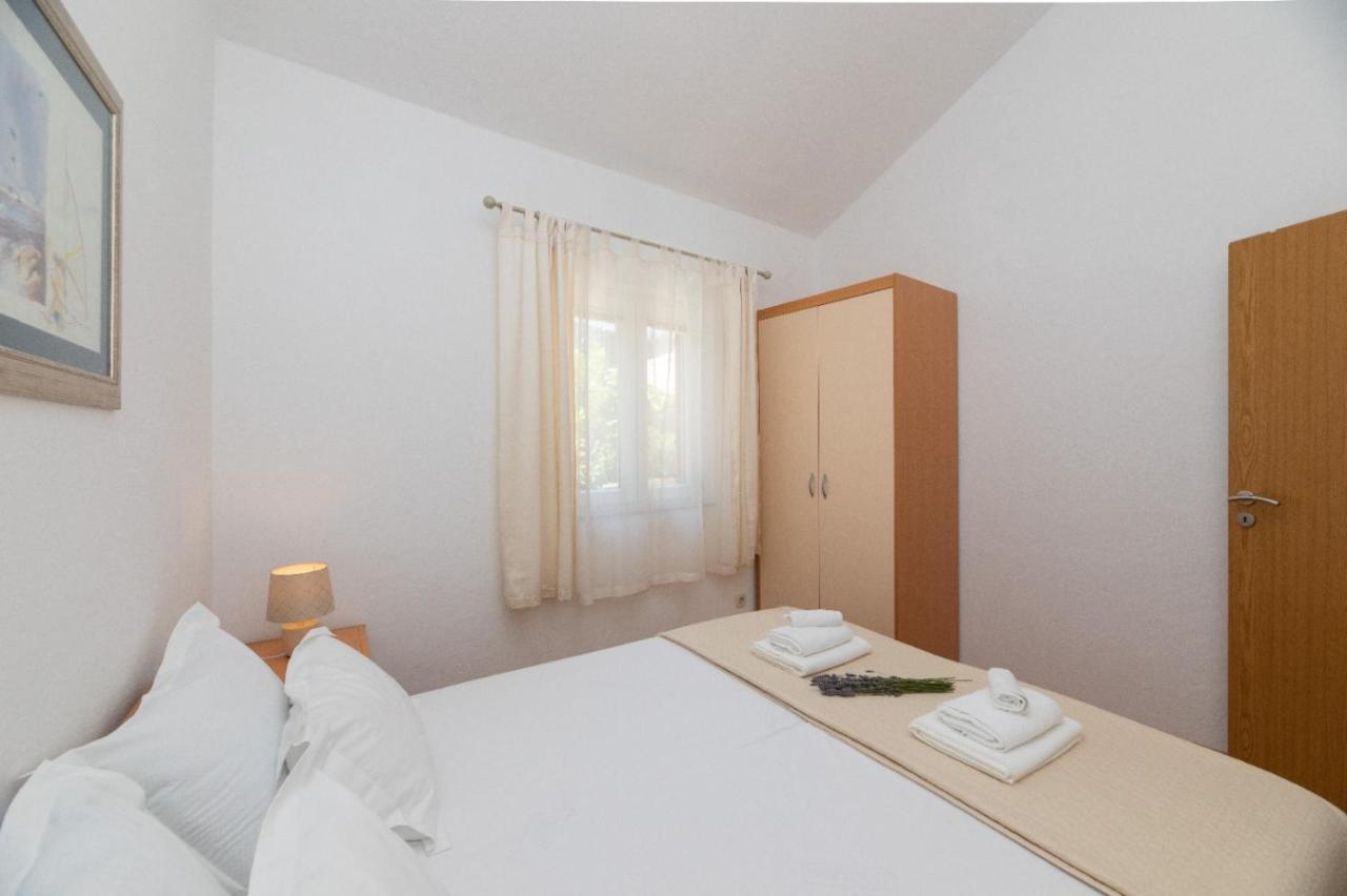 Apartments Jelena Supetar - Four Apartments - A Small House With A Private Yard - Two-Room Apartment With A Sea View - Studio Apartment - Two-Room Apartment With Garden View- Free Parking Exteriör bild