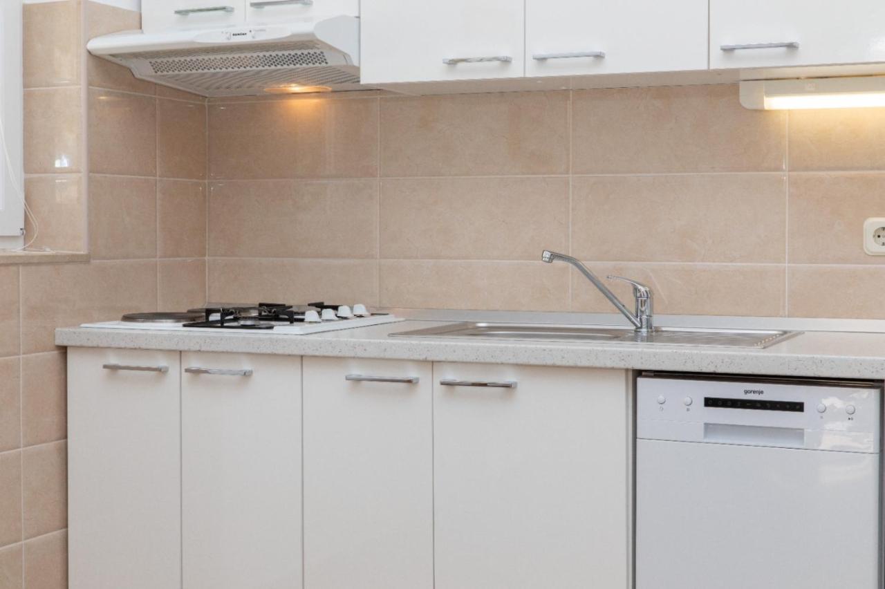 Apartments Jelena Supetar - Four Apartments - A Small House With A Private Yard - Two-Room Apartment With A Sea View - Studio Apartment - Two-Room Apartment With Garden View- Free Parking Exteriör bild