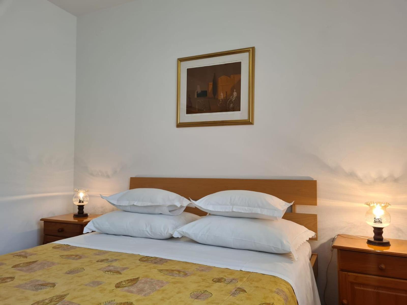 Apartments Jelena Supetar - Four Apartments - A Small House With A Private Yard - Two-Room Apartment With A Sea View - Studio Apartment - Two-Room Apartment With Garden View- Free Parking Exteriör bild