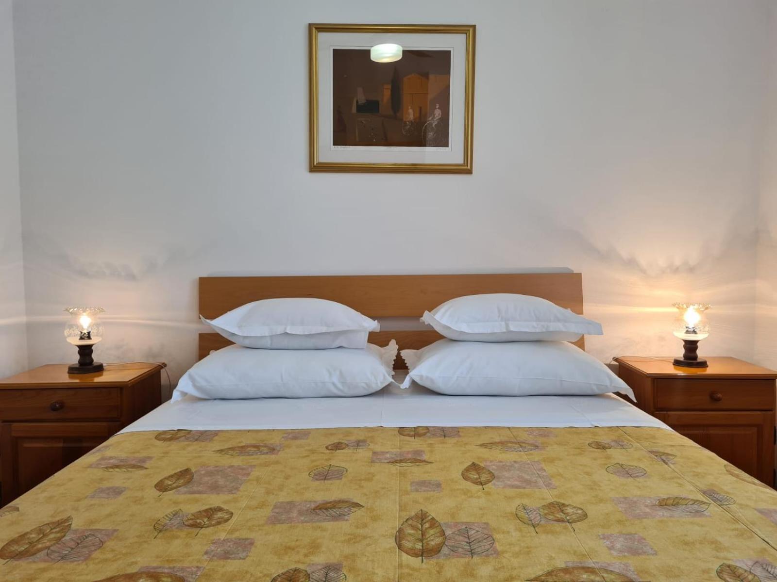 Apartments Jelena Supetar - Four Apartments - A Small House With A Private Yard - Two-Room Apartment With A Sea View - Studio Apartment - Two-Room Apartment With Garden View- Free Parking Exteriör bild
