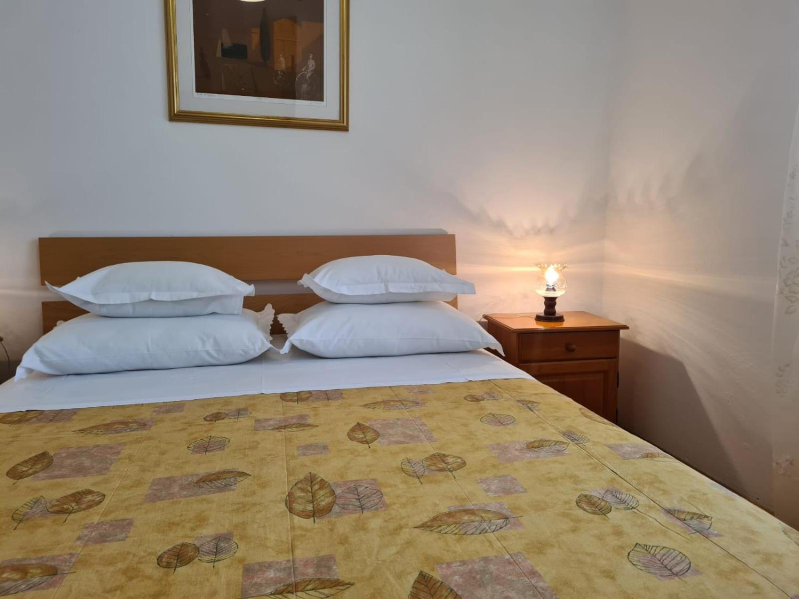 Apartments Jelena Supetar - Four Apartments - A Small House With A Private Yard - Two-Room Apartment With A Sea View - Studio Apartment - Two-Room Apartment With Garden View- Free Parking Exteriör bild