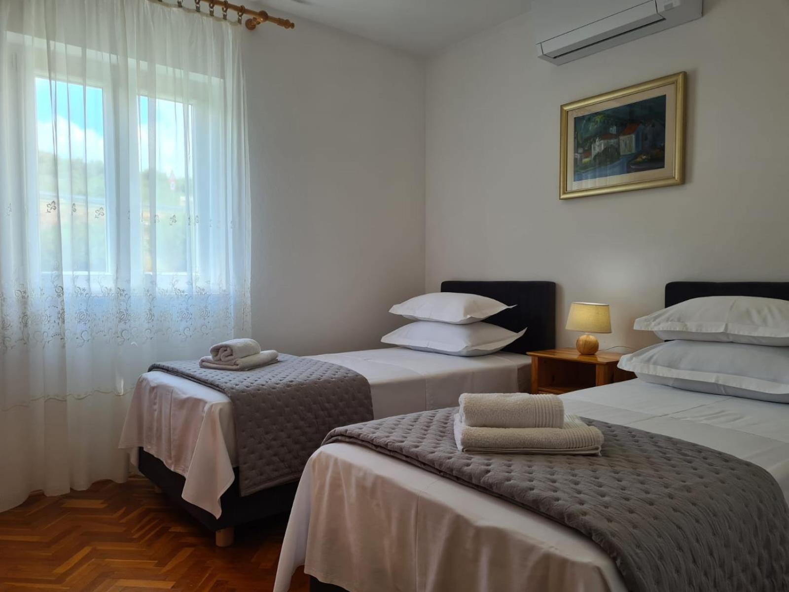 Apartments Jelena Supetar - Four Apartments - A Small House With A Private Yard - Two-Room Apartment With A Sea View - Studio Apartment - Two-Room Apartment With Garden View- Free Parking Exteriör bild