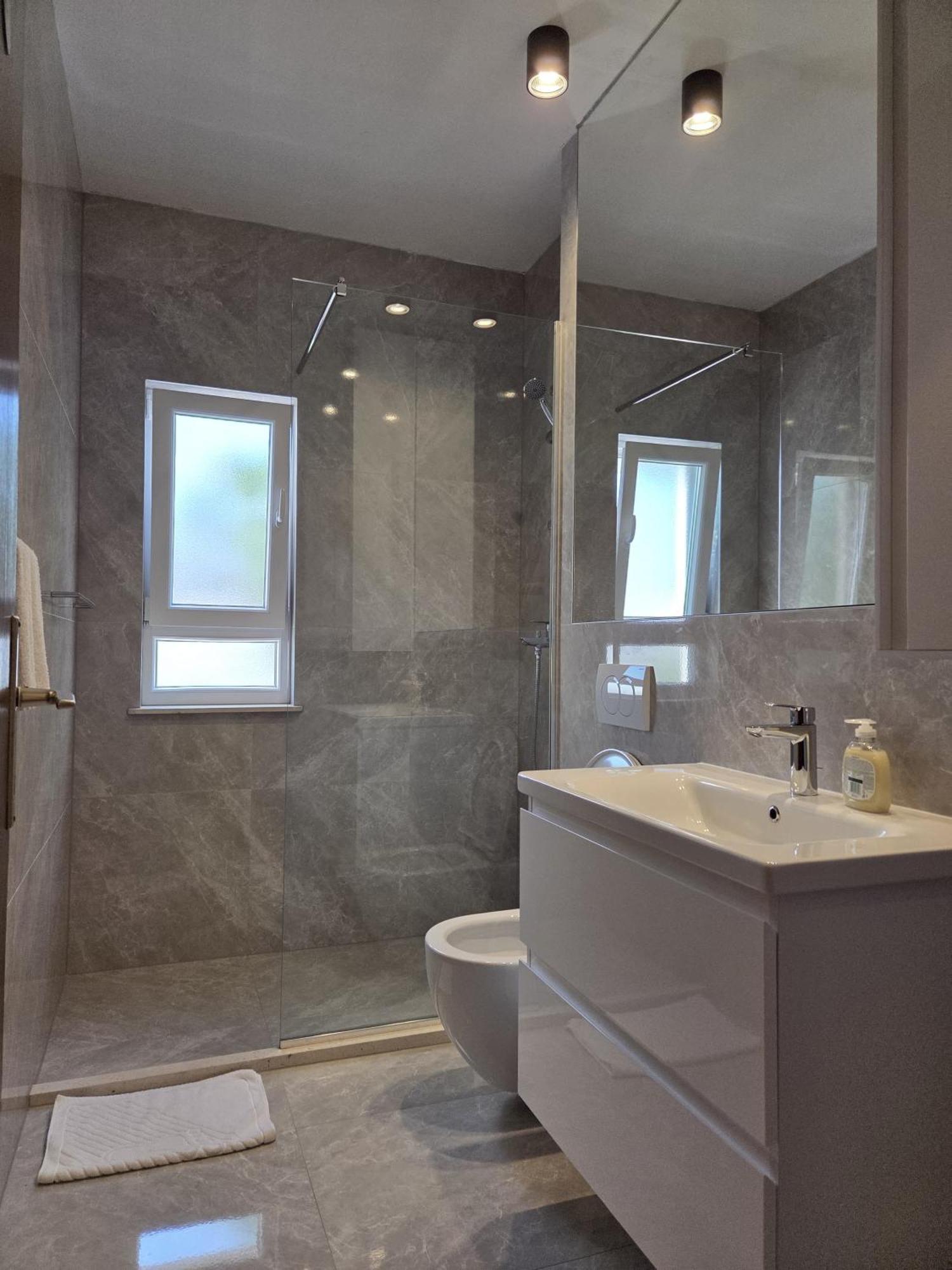 Apartments Jelena Supetar - Four Apartments - A Small House With A Private Yard - Two-Room Apartment With A Sea View - Studio Apartment - Two-Room Apartment With Garden View- Free Parking Exteriör bild