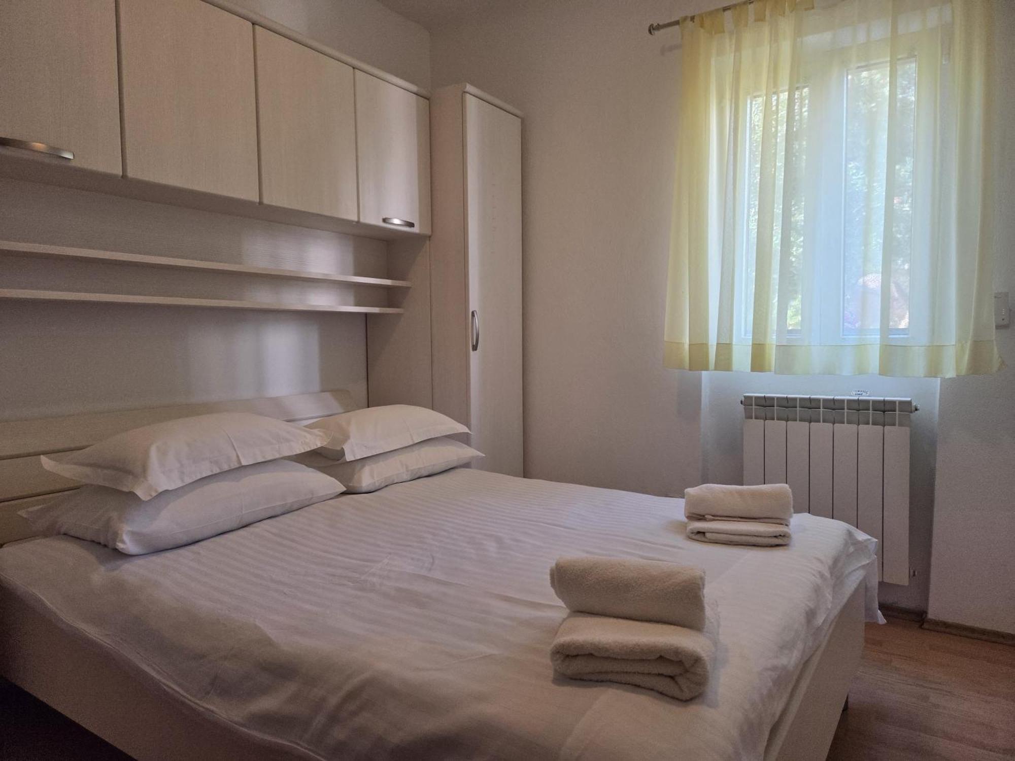 Apartments Jelena Supetar - Four Apartments - A Small House With A Private Yard - Two-Room Apartment With A Sea View - Studio Apartment - Two-Room Apartment With Garden View- Free Parking Exteriör bild