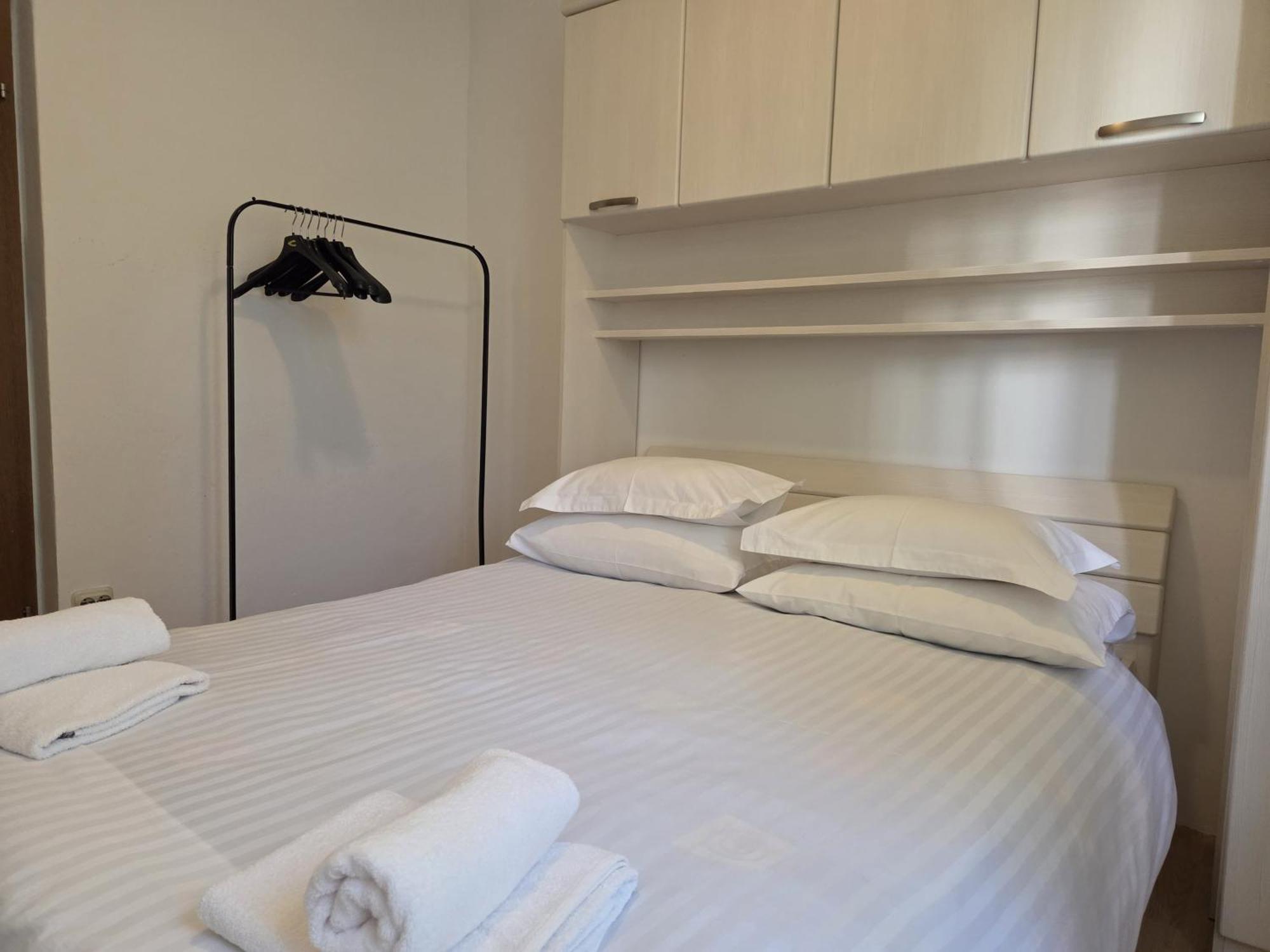 Apartments Jelena Supetar - Four Apartments - A Small House With A Private Yard - Two-Room Apartment With A Sea View - Studio Apartment - Two-Room Apartment With Garden View- Free Parking Exteriör bild