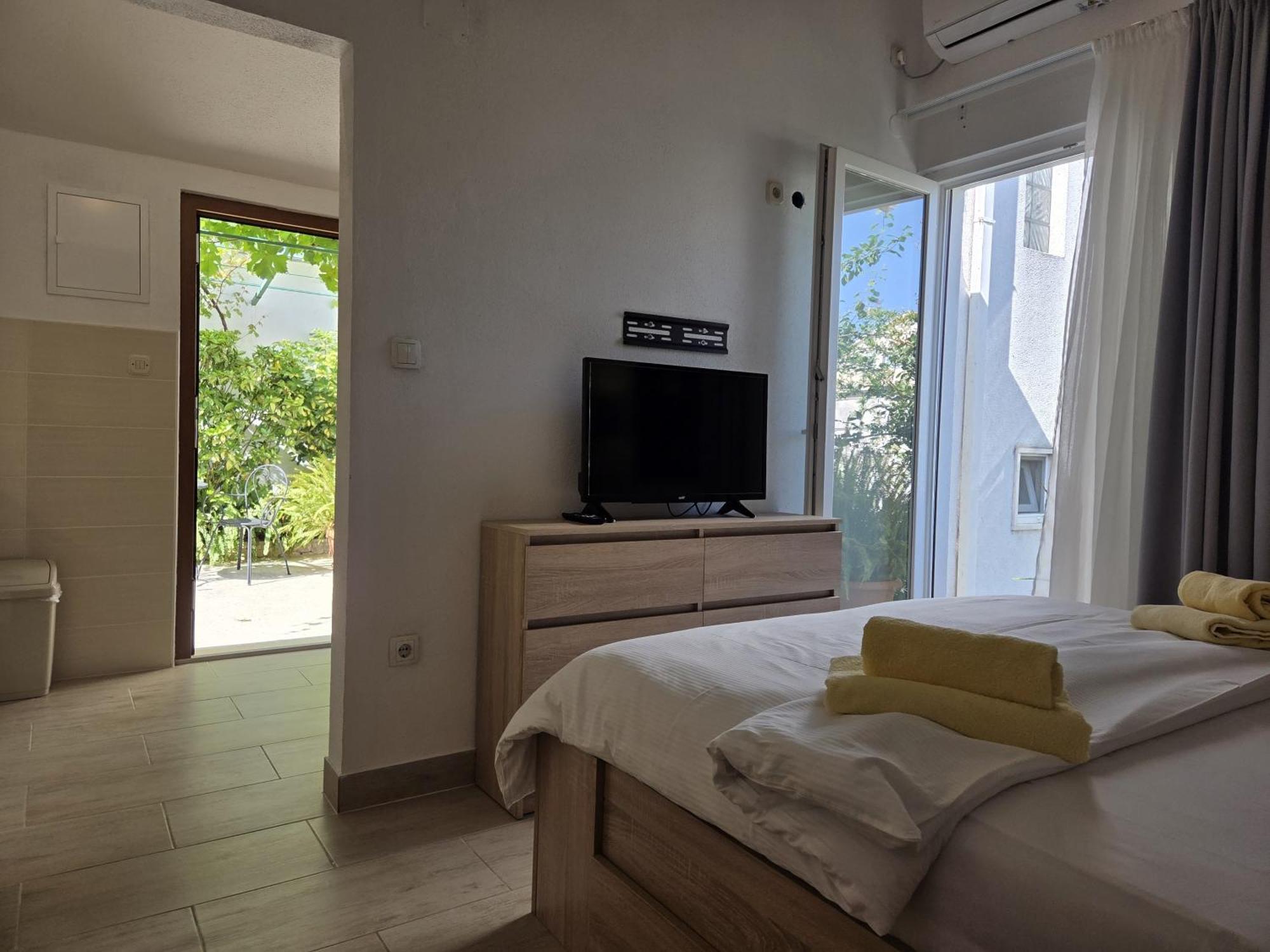 Apartments Jelena Supetar - Four Apartments - A Small House With A Private Yard - Two-Room Apartment With A Sea View - Studio Apartment - Two-Room Apartment With Garden View- Free Parking Exteriör bild