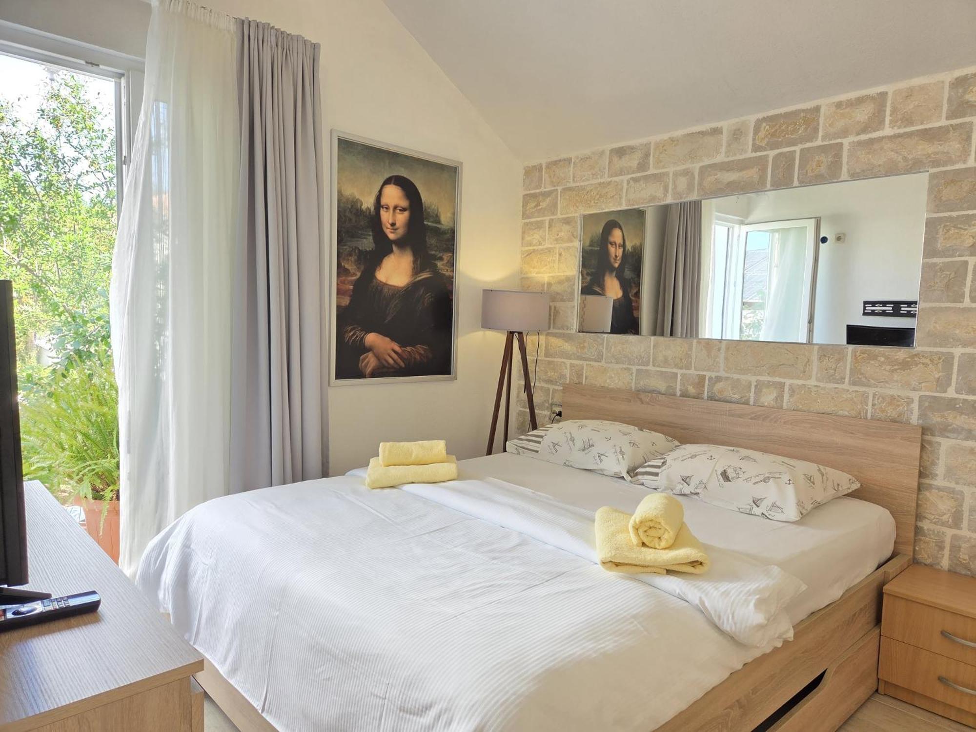 Apartments Jelena Supetar - Four Apartments - A Small House With A Private Yard - Two-Room Apartment With A Sea View - Studio Apartment - Two-Room Apartment With Garden View- Free Parking Exteriör bild